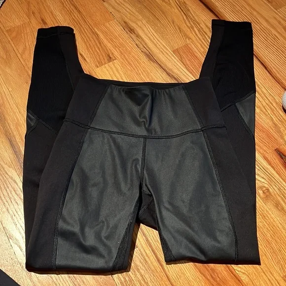Lululemon black legging! Size 4 - Picture 5 of 7